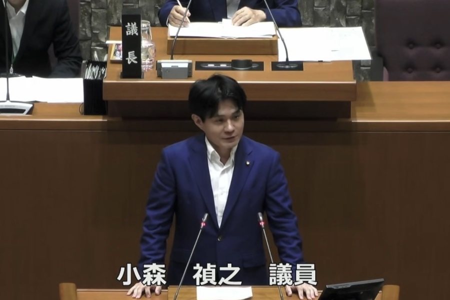 高槻市議会の本会議で一般質問に立つ小森さだゆき