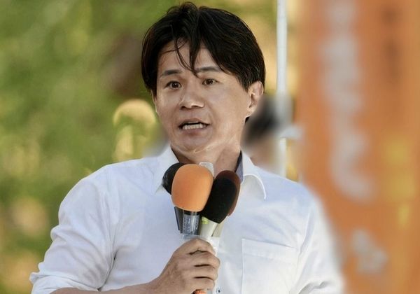 街頭で応援演説を行う小森さだゆき